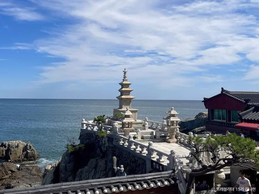 海東龍宮寺海邊白色石塔、瓦頂佛殿與水平線