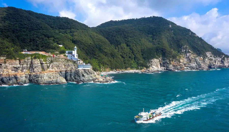 釜山太宗臺海蝕崖、影島燈塔、森林與海上遊船全景