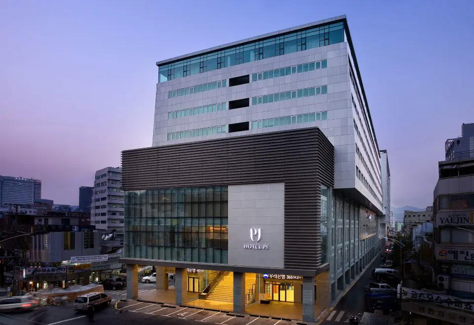 Hotel PJ Myeongdong:當你不想為了住一起,把行李拆成兩間房縮圖