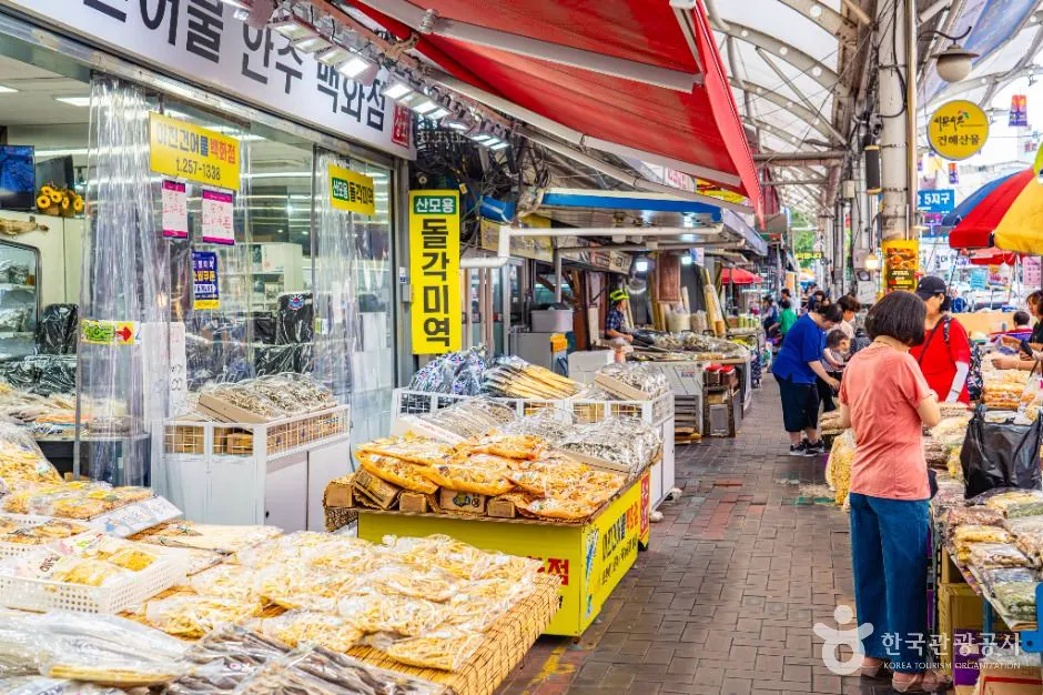 西門市場の昼の乾物・食材売場と通路