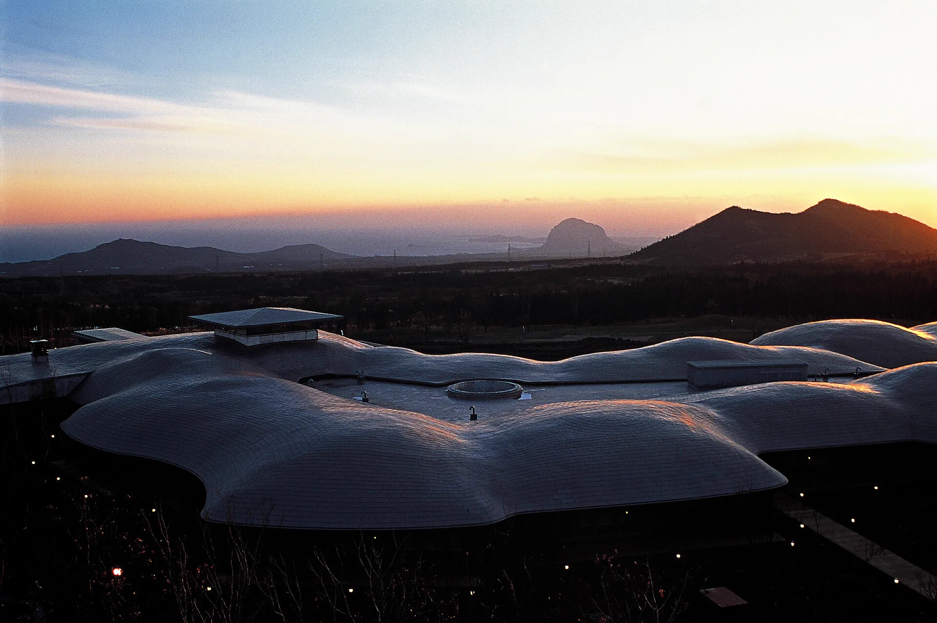 済州島PODO Hotelと周辺の山景色