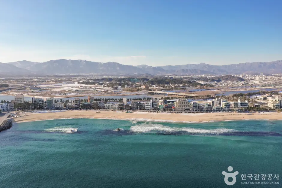 從海上方向觀看安木海邊、咖啡街建築與江陵山景