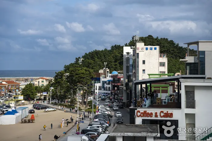 江陵安木咖啡街沿海咖啡店建築、道路與海灘全景