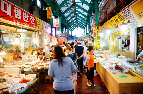 江陵中央市場熟食通道兩旁陳列小菜、即食食物與海產的店舖