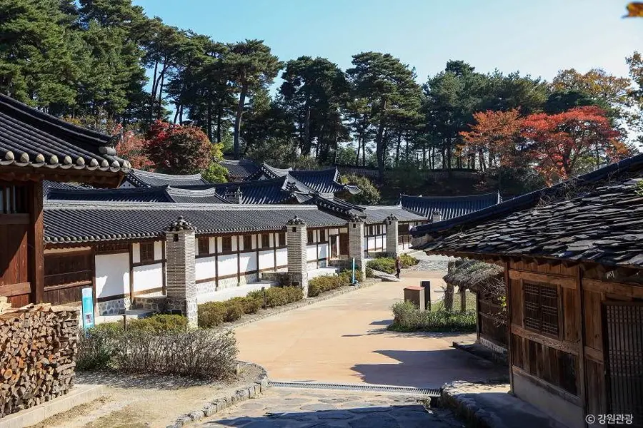 江陵船橋莊多重韓屋院落、長廊與後方松林全景