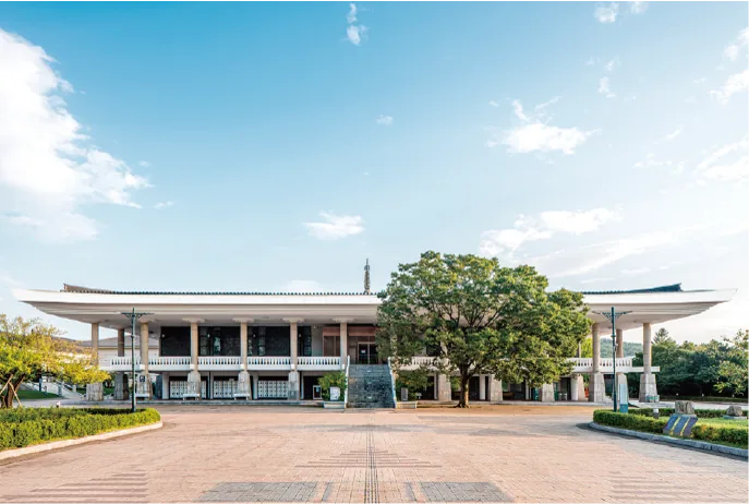 慶州国立博物館の本館と前庭
