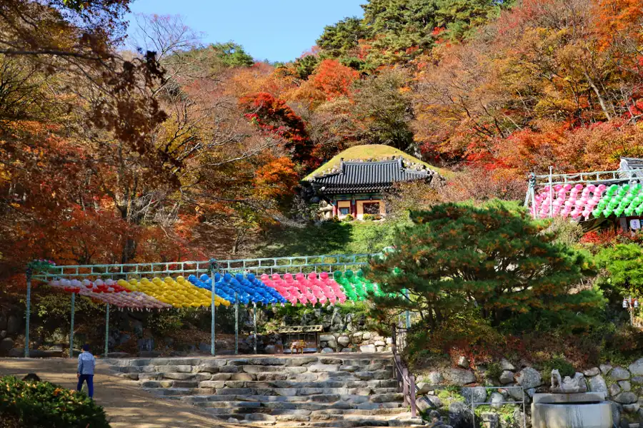 紅葉の吐含山にある石窟庵の建物、石段、色鮮やかな提灯