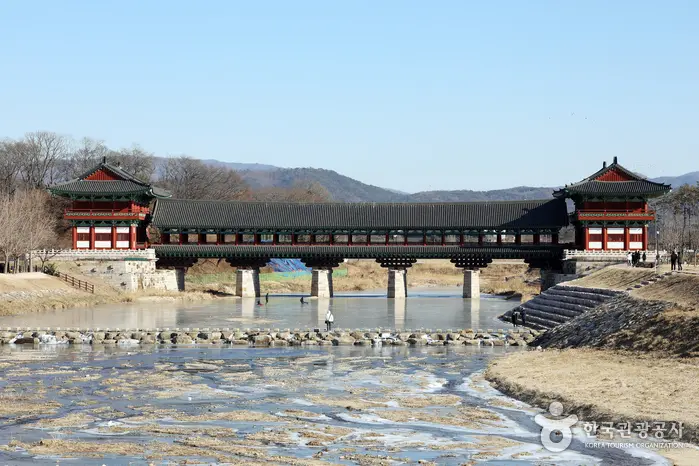 日間慶州月精橋全景、南川河道及橋前飛石過河位置