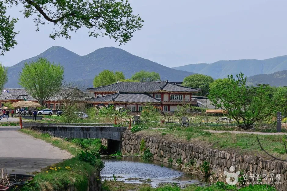 良洞村山坡上的傳統韓屋與圍牆