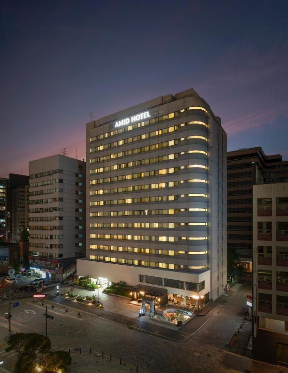 AMID Hotel Seoul 有清楚飯店招牌的建築外觀