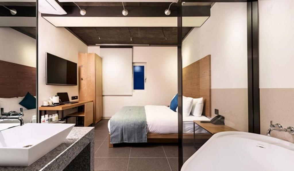 Delight Hotel Jamsil 的實際客房床鋪與室內配置