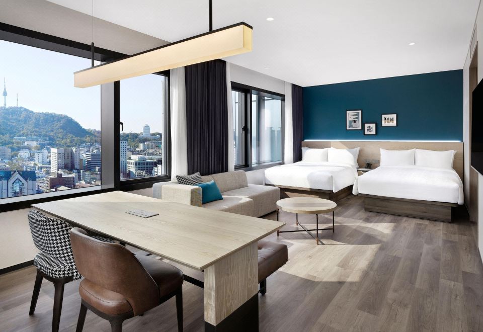 Four Points Josun Myeongdong 雙床客房與城市景觀