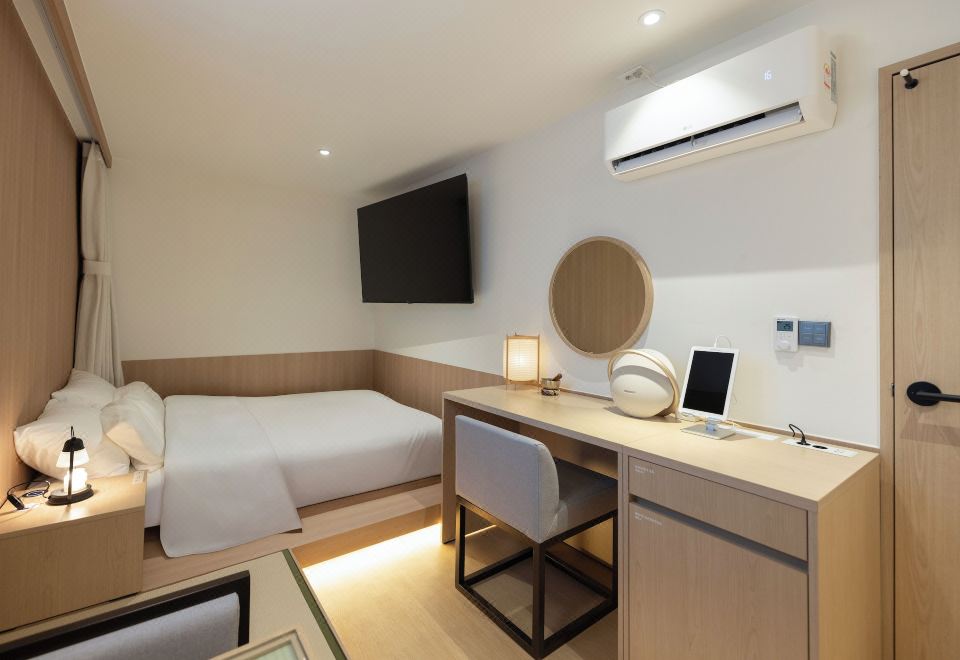 Hotel Hyuso Guro 客房床鋪與書桌