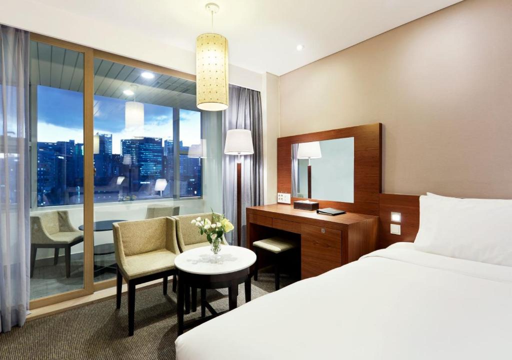 Hotel PJ Myeongdong 客房與陽台座位