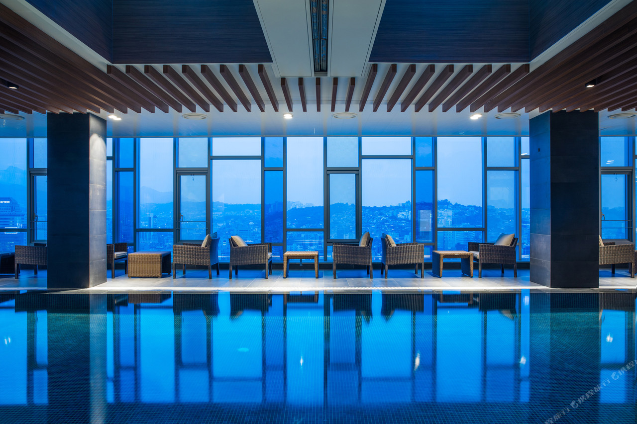 Novotel Ambassador Seoul Dongdaemun 室內游泳池與城市景觀