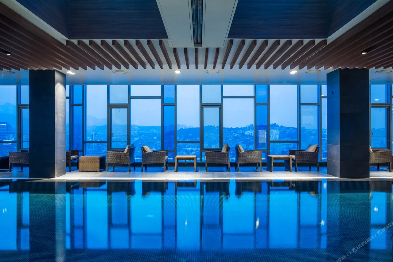 Novotel Ambassador Seoul Dongdaemun 室內泳池，親子訂房前仍需核對使用時段與規則