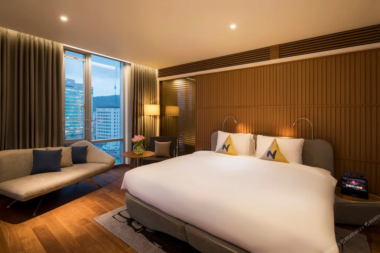 Novotel Ambassador Seoul Dongdaemun 客房與窗邊空間，作為兩個孩子分區與房內活動判斷