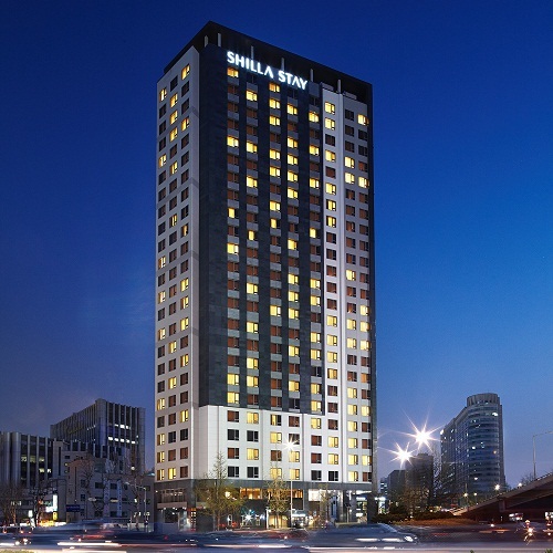 Shilla Stay Seodaemun 西大門分店夜間外觀
