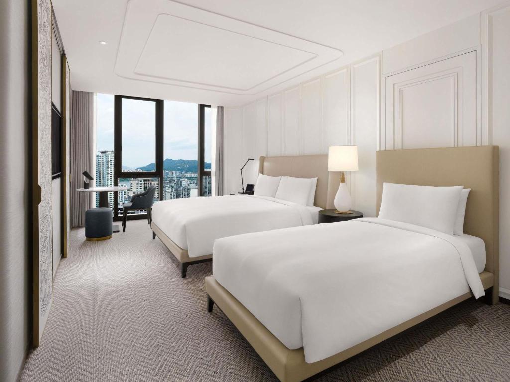 Sofitel Ambassador Seoul 客房床鋪與休憩空間