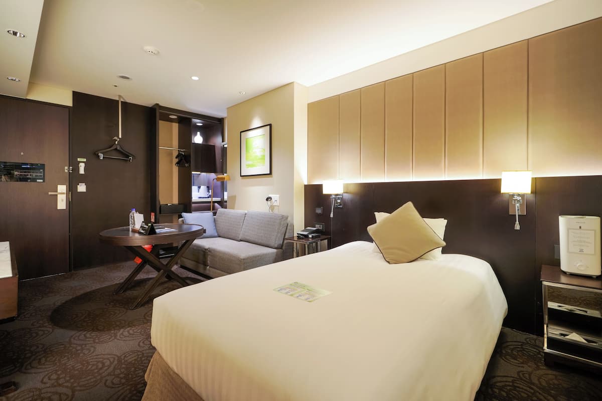 Solaria Nishitetsu 客房床鋪與沙發