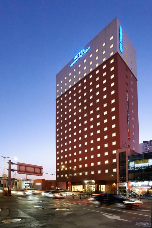 Toyoko Inn Seoul Yeongdeungpo 飯店建築外觀與品牌招牌