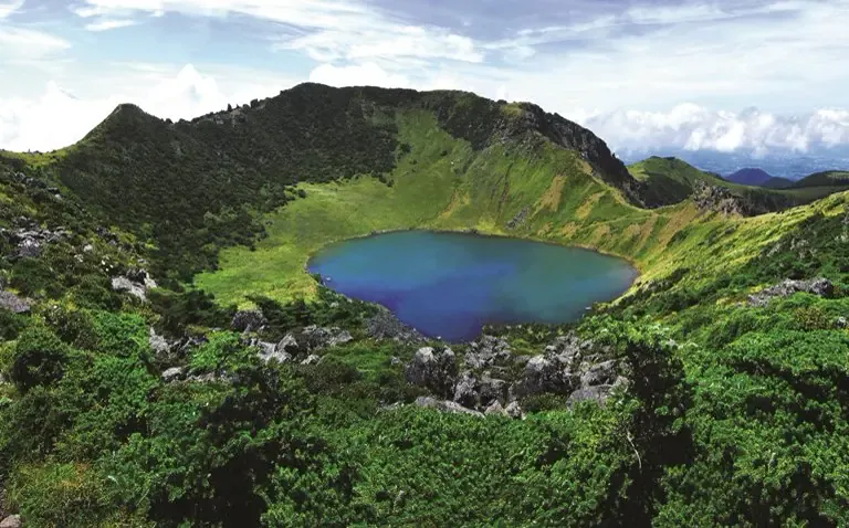 漢拏山白鹿潭火山口、湖水與綠色山壁