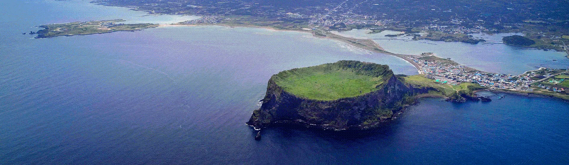済州東部の海岸と城山日出峰を上空から望む景色