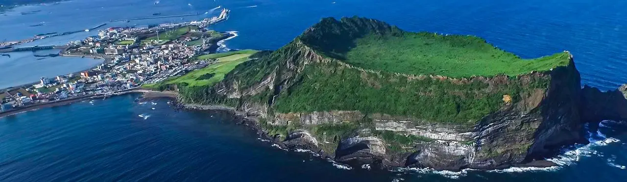 済州・城山日出峰の火口と海岸を上空から見た景色