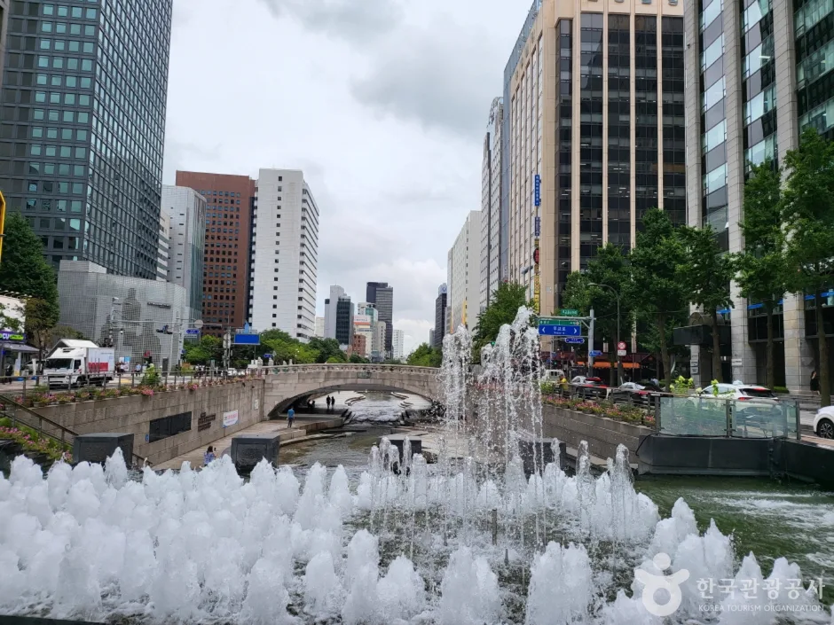 清渓川の噴水、石橋、低い遊歩道