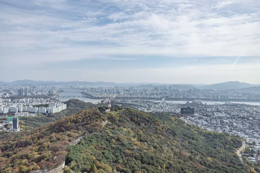 由南山高處俯瞰首爾市區、漢江、山脊與住宅群