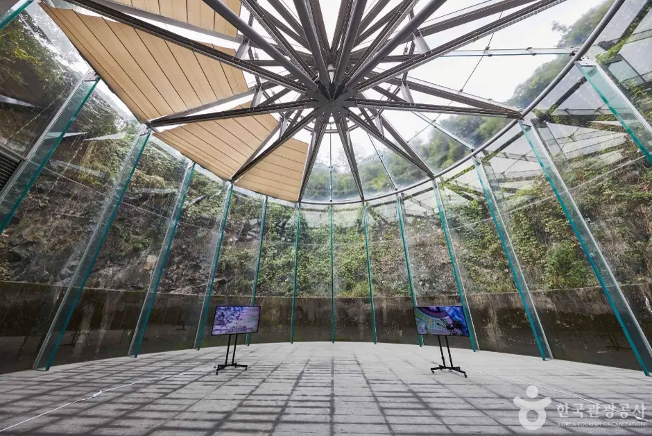 文化儲備基地戶外文化廣場與山坡植被實景
